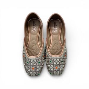 antique golden Punjabi jutti